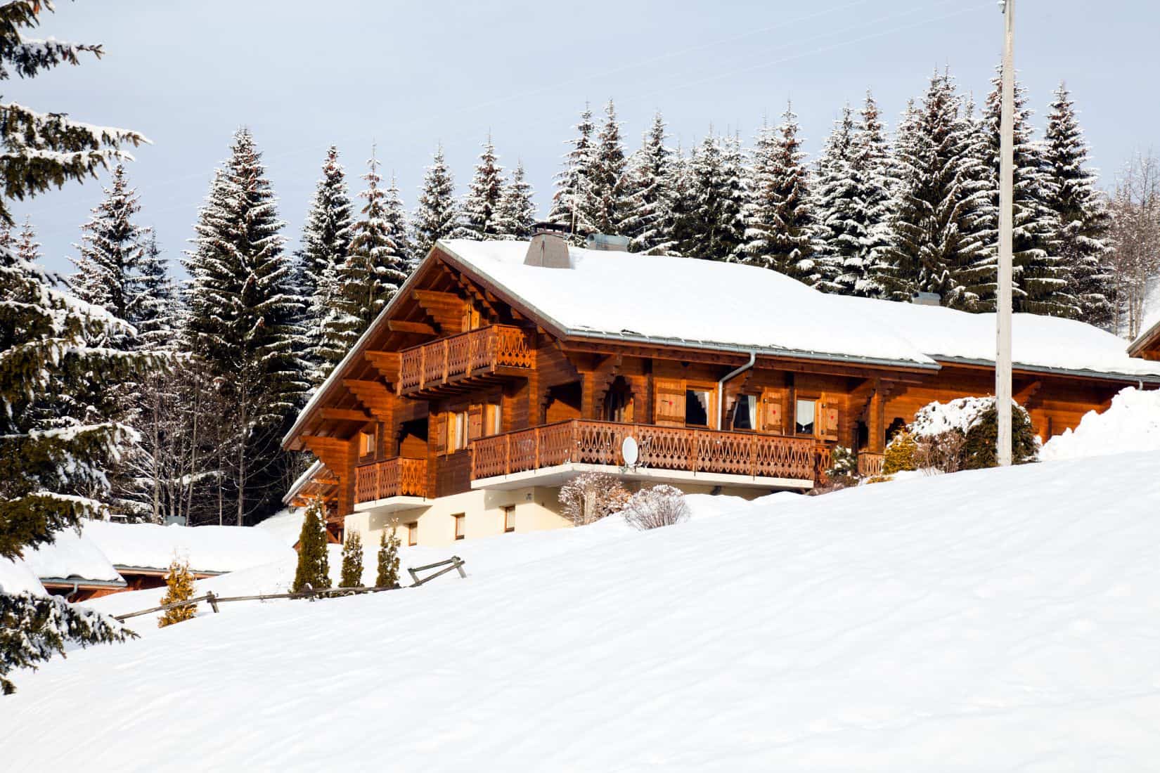 A cabin in the mountains makes the perfect Tennessee travel in winter experince.