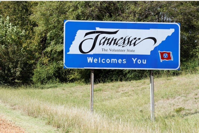 Tennessee welcome sign on the side of the road.